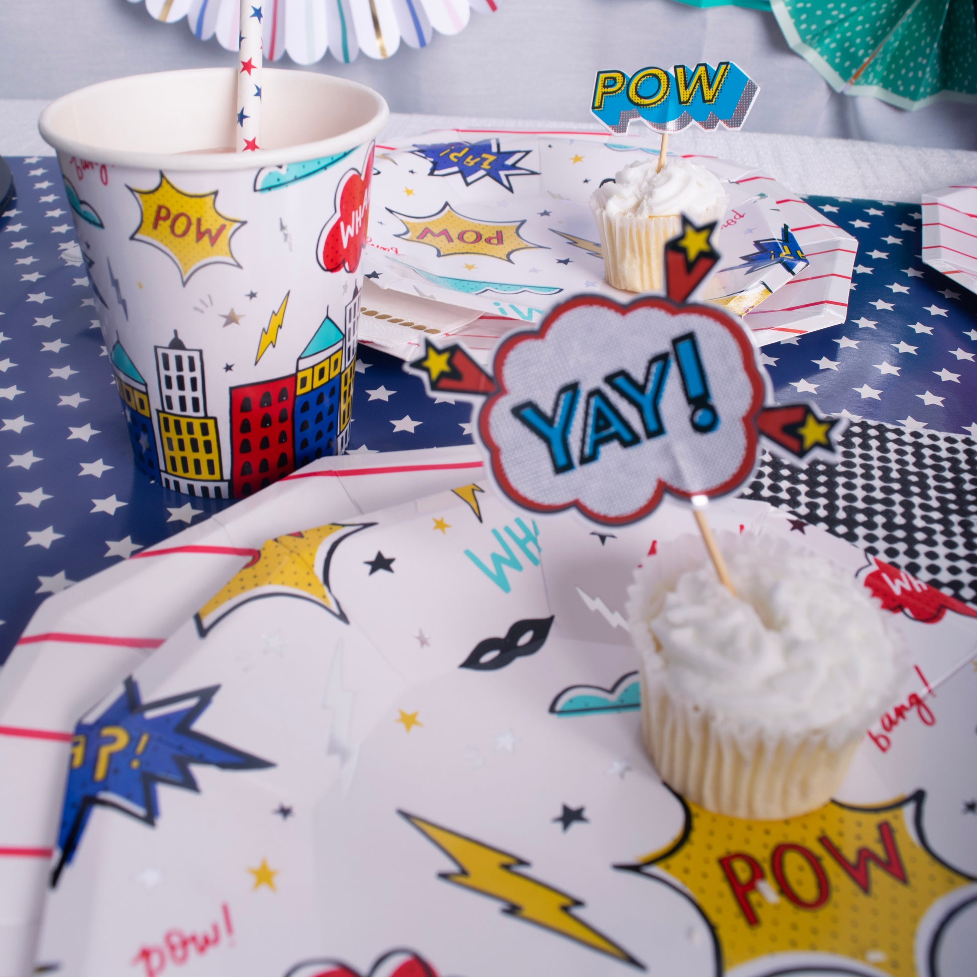 Superhero Birthday All in One Party Box: Decoration + Tableware + 5 Activities